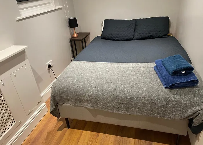 2 Bedroom Apartment Chiswick Park Tube Station