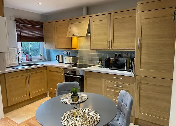 2 Bedroom Apartment Chiswick Park Tube Station