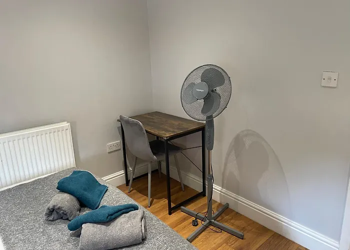 2 Bedroom Apartment Chiswick Park Tube Station