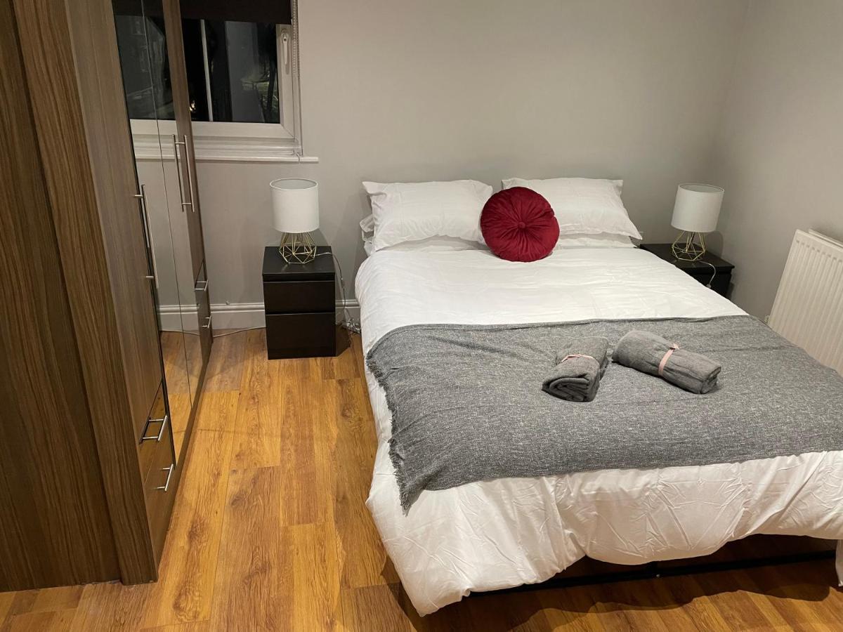 2 Bedroom Chiswick Park Tube Station *