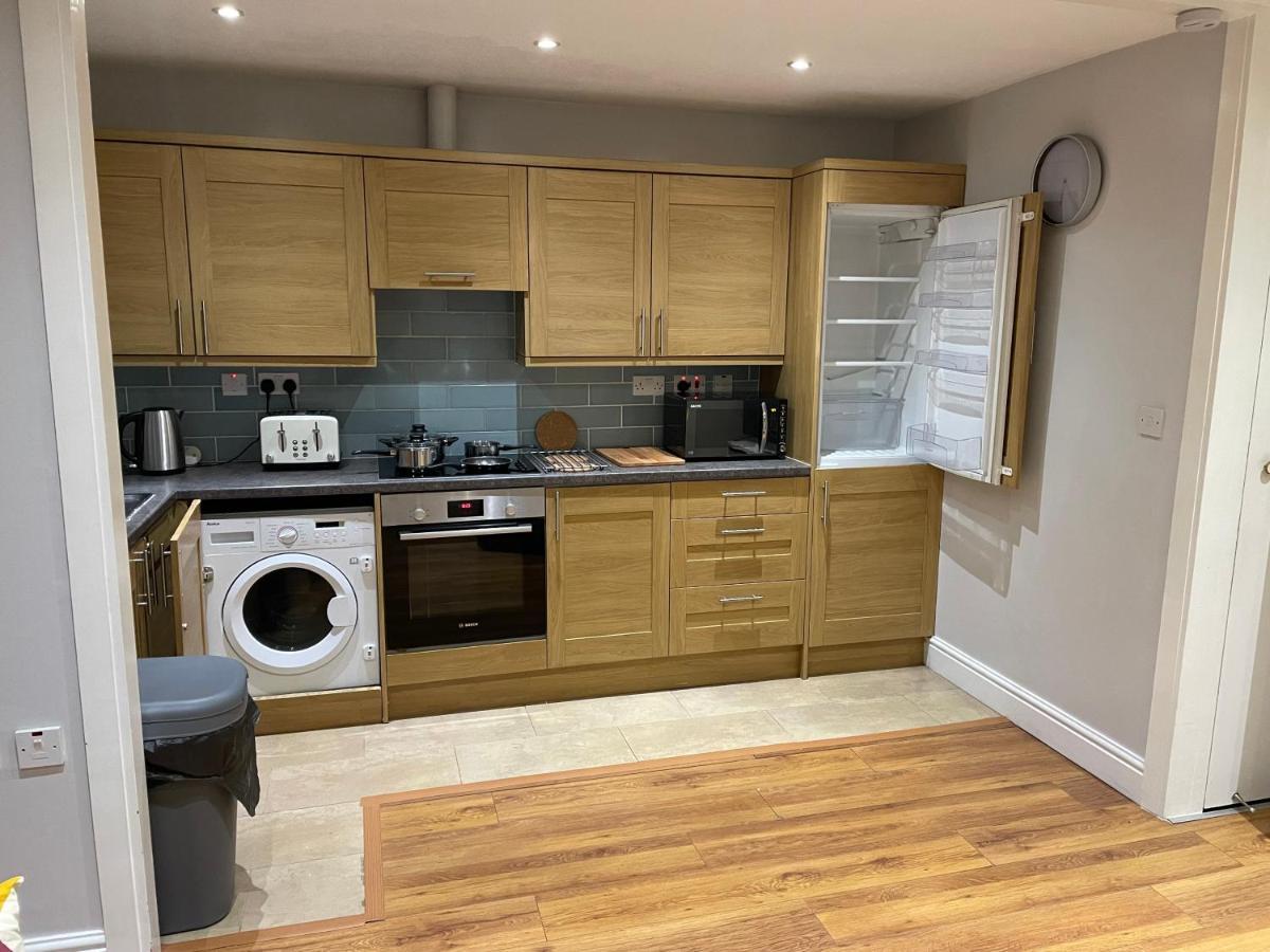 Apartment 2 Bedroom Chiswick Park Tube Station *