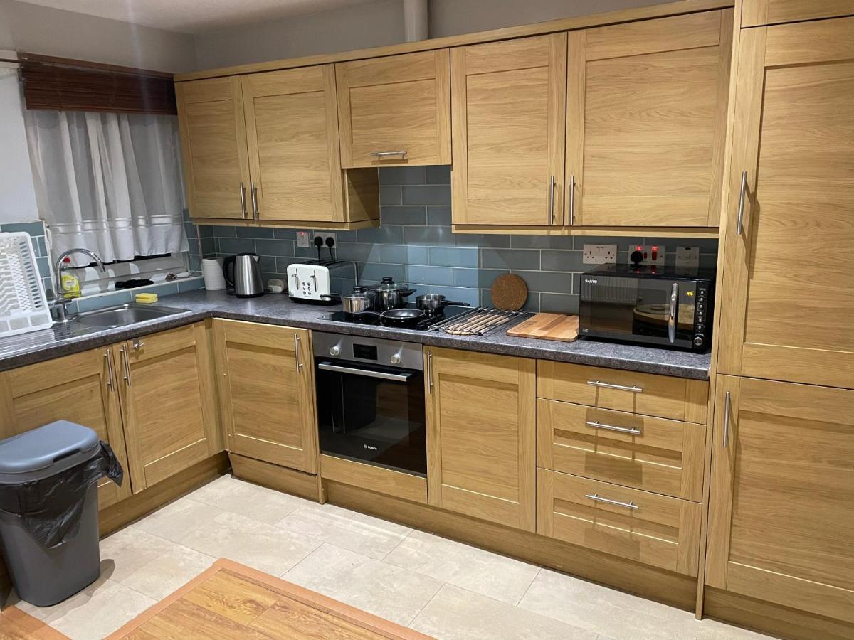 2 Bedroom Chiswick Park Tube Station *