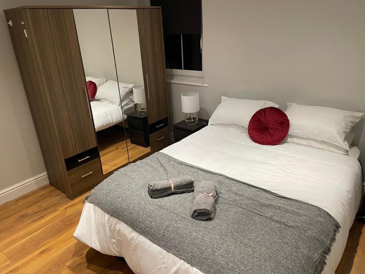 Apartment 2 Bedroom Chiswick Park Tube Station London