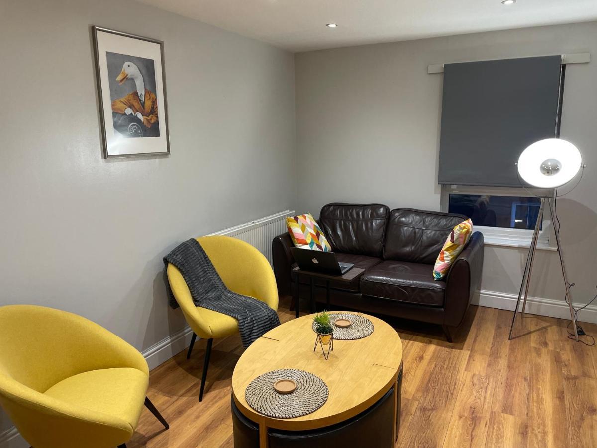 Apartment 2 Bedroom Chiswick Park Tube Station