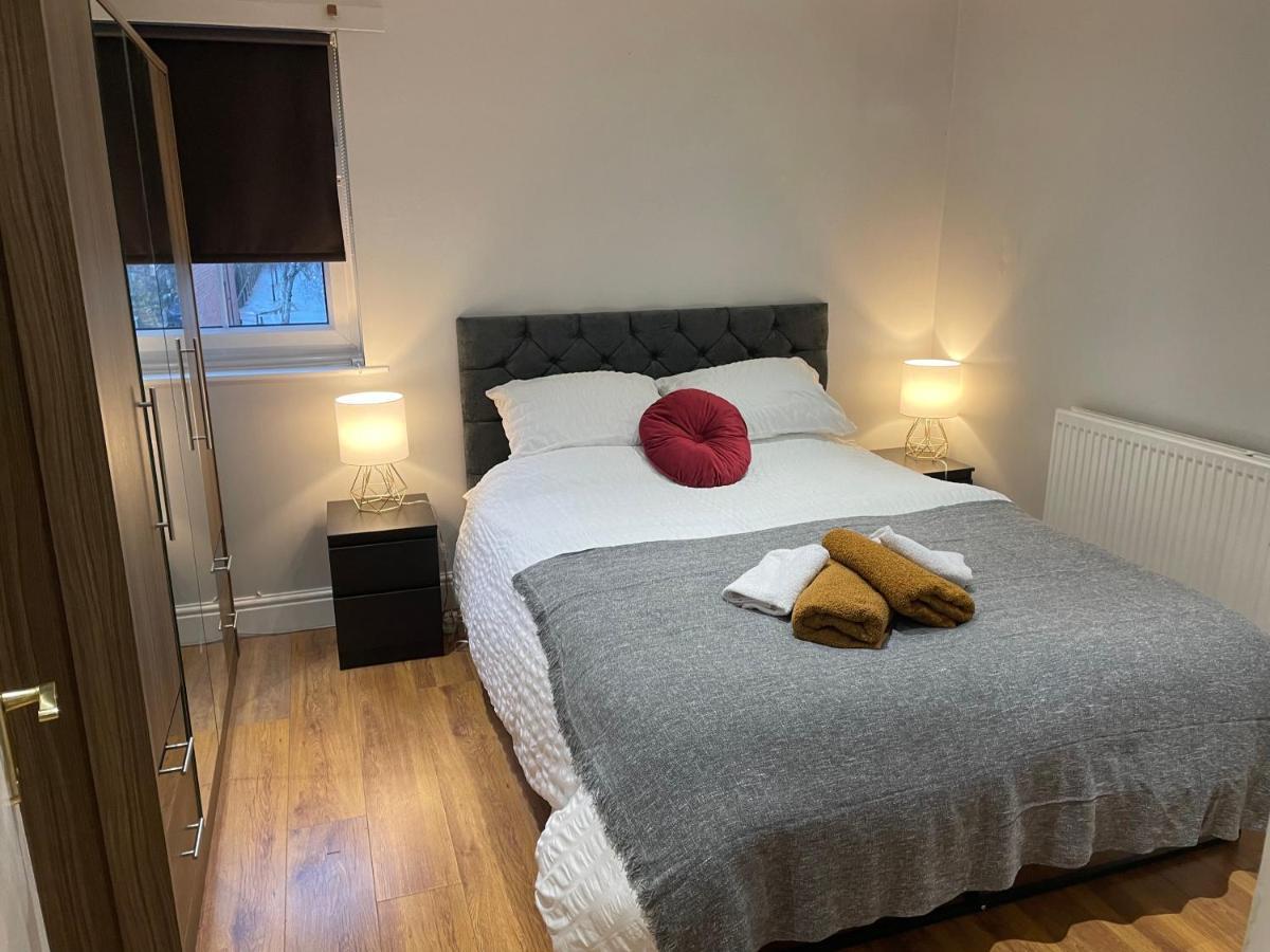 Apartment 2 Bedroom Chiswick Park Tube Station London