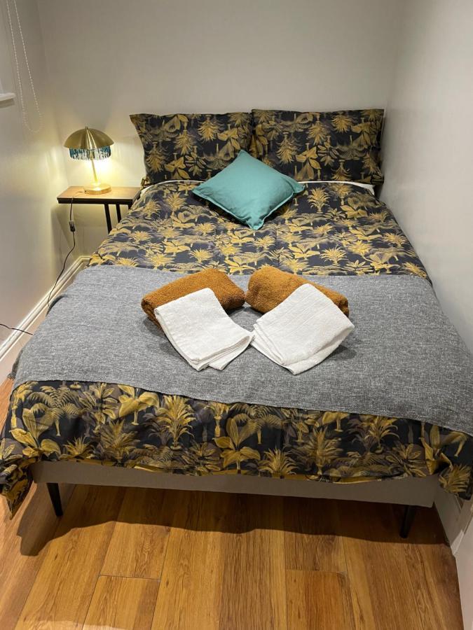 2 Bedroom Chiswick Park Tube Station Apartment *