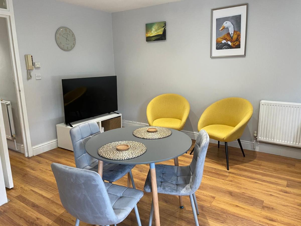 Apartment 2 Bedroom Chiswick Park Tube Station