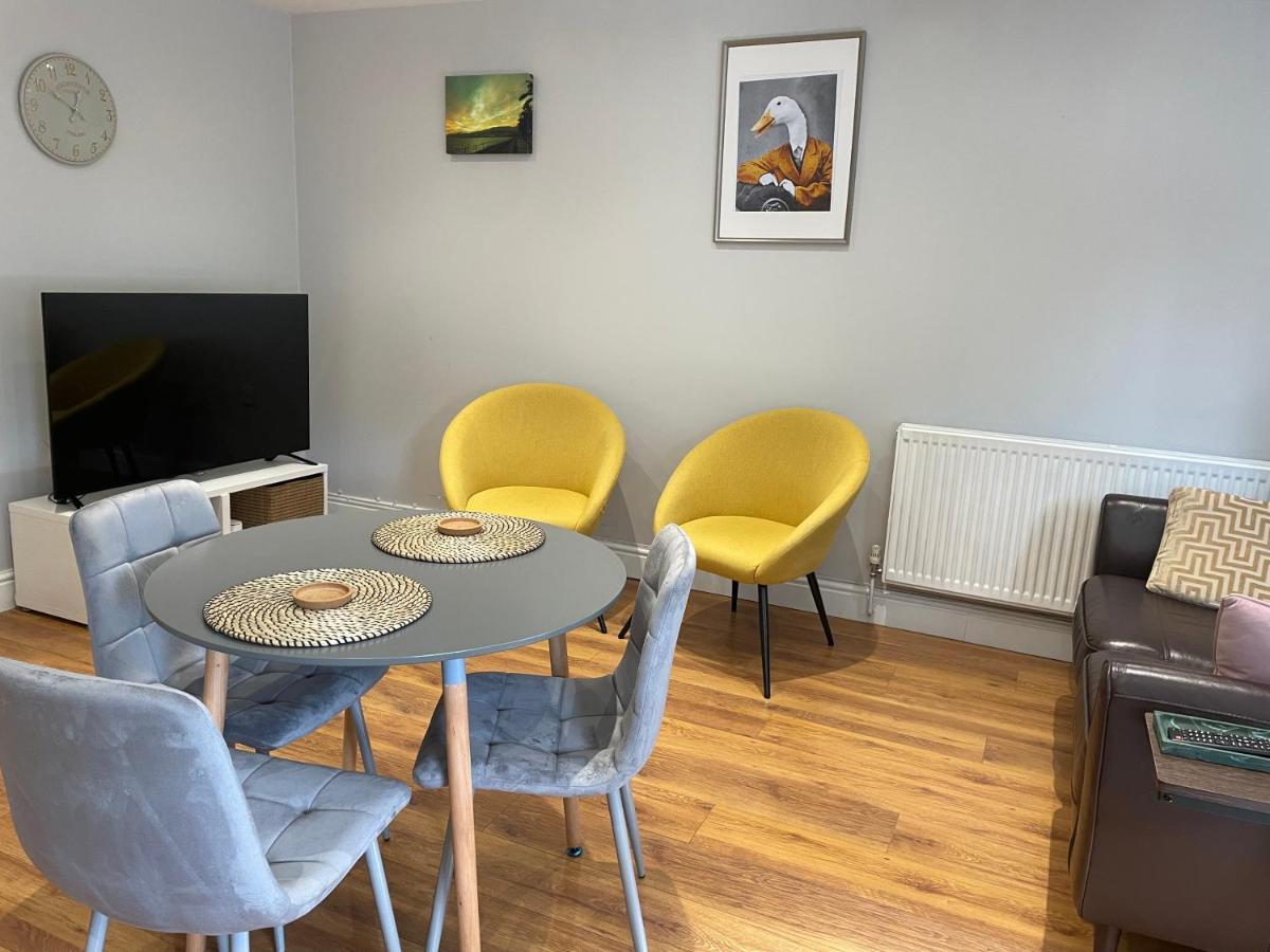 2 Bedroom Chiswick Park Tube Station Apartment London