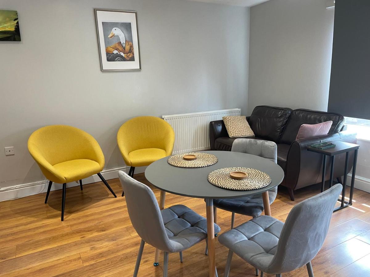 2 Bedroom Chiswick Park Tube Station Apartment *