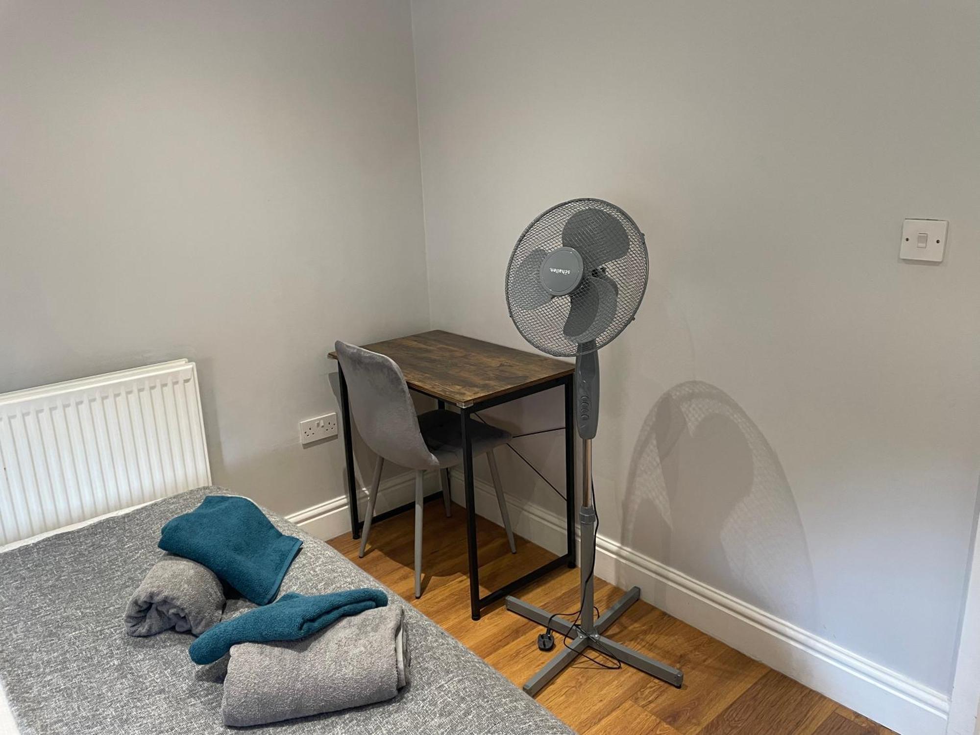 2 Bedroom Chiswick Park Tube Station *